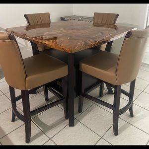 Mesa de comedor de 4 sillas con top de mármol y bar, sillas bars tools de 30”